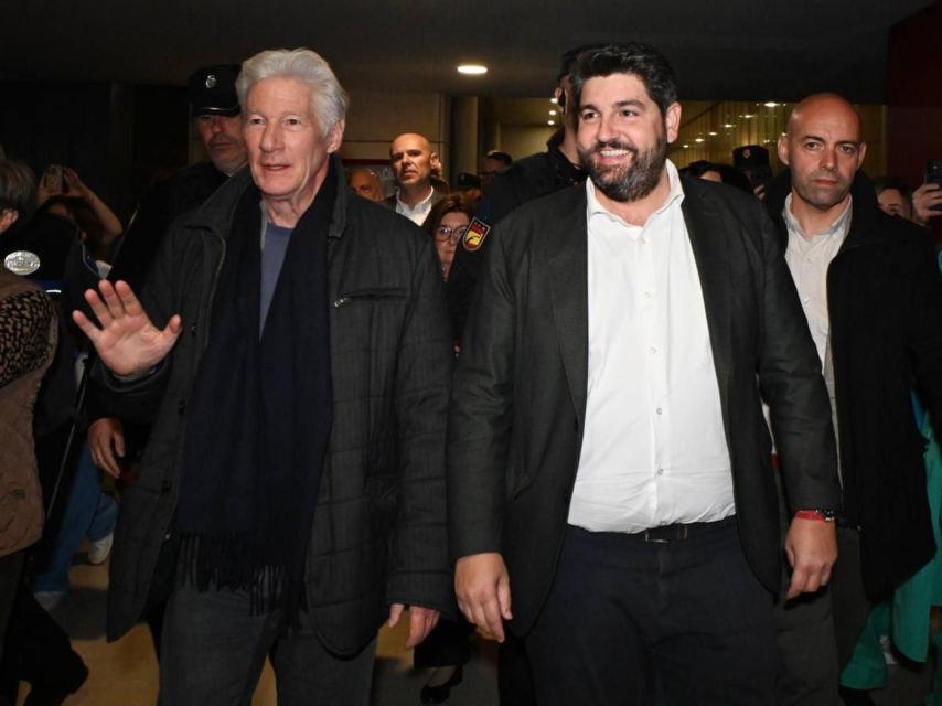 El actor Richard Gere, y el presidente de la Región de Murcia, Fernando López Miras, este viernes, en el Hospital Virgen de la Arrixaca.