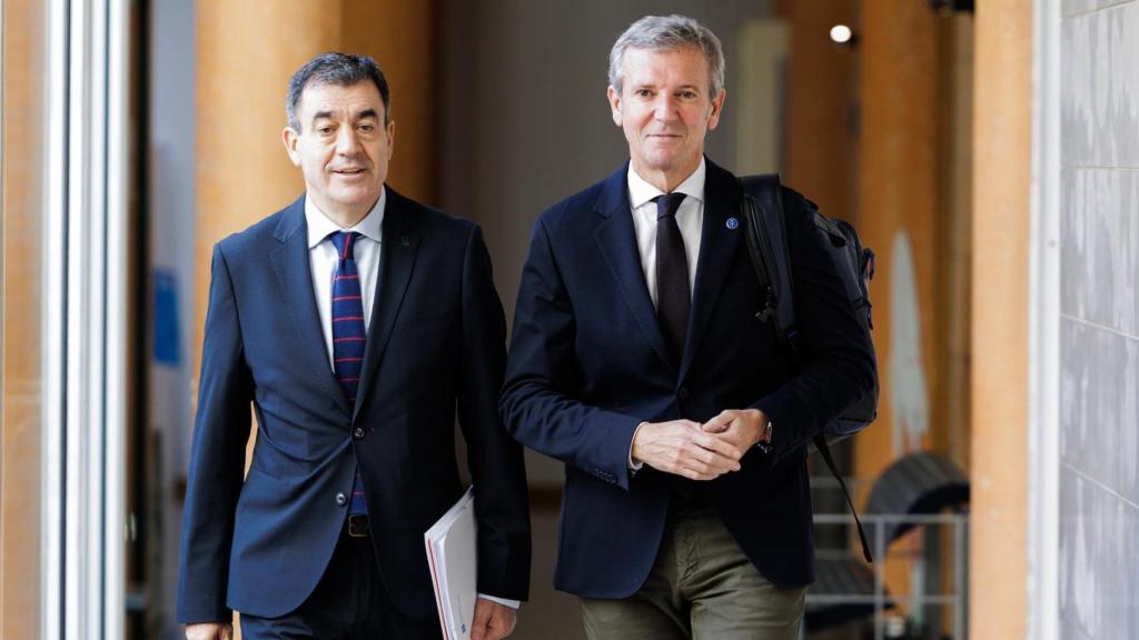 El titular del Ejecutivo gallego, Alfonso Rueda, y el conselleiro de Educación, Ciencia, Universidades e FP, Román Rodríguez.