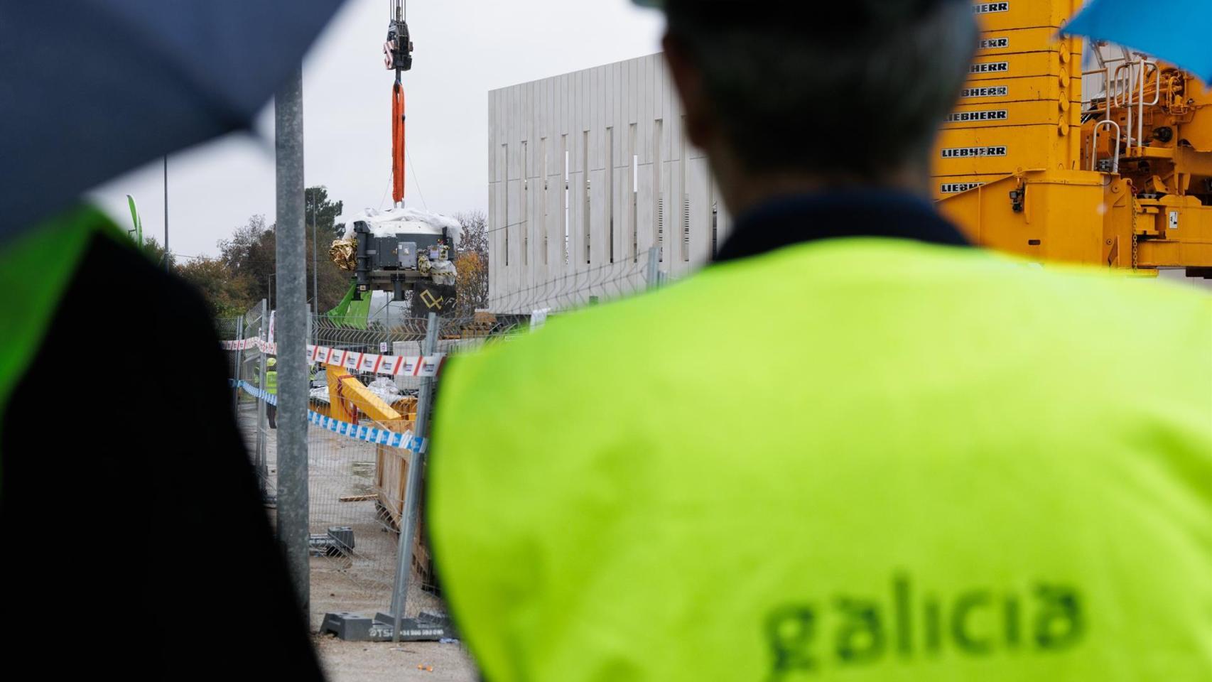 El presidente de la Xunta, Alfonso Rueda, presencia la instalación del acelerador de protones del futuro Centro de Protonterapia.