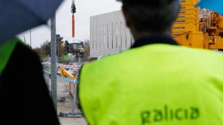 El presidente de la Xunta, Alfonso Rueda, presencia la instalación del acelerador de protones del futuro Centro de Protonterapia.