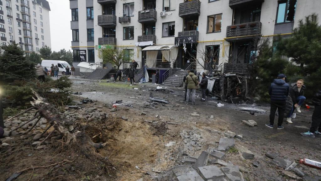 Vista de un agujero de bombardeo en el lugar de un ataque ruso contra un edificio residencial en Kiev