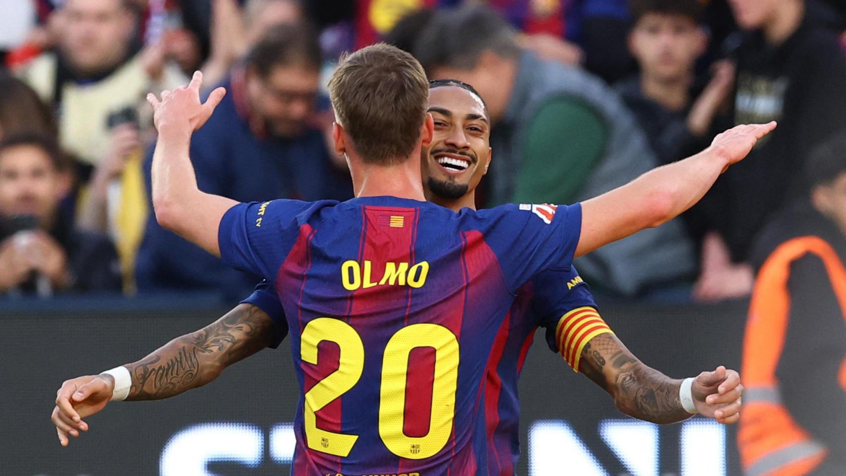 Dani Olmo celebra con Raphinha el segundo gol del partido ante el Alavés.
