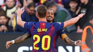 Dani Olmo celebra con Raphinha el segundo gol del partido ante el Alavés.