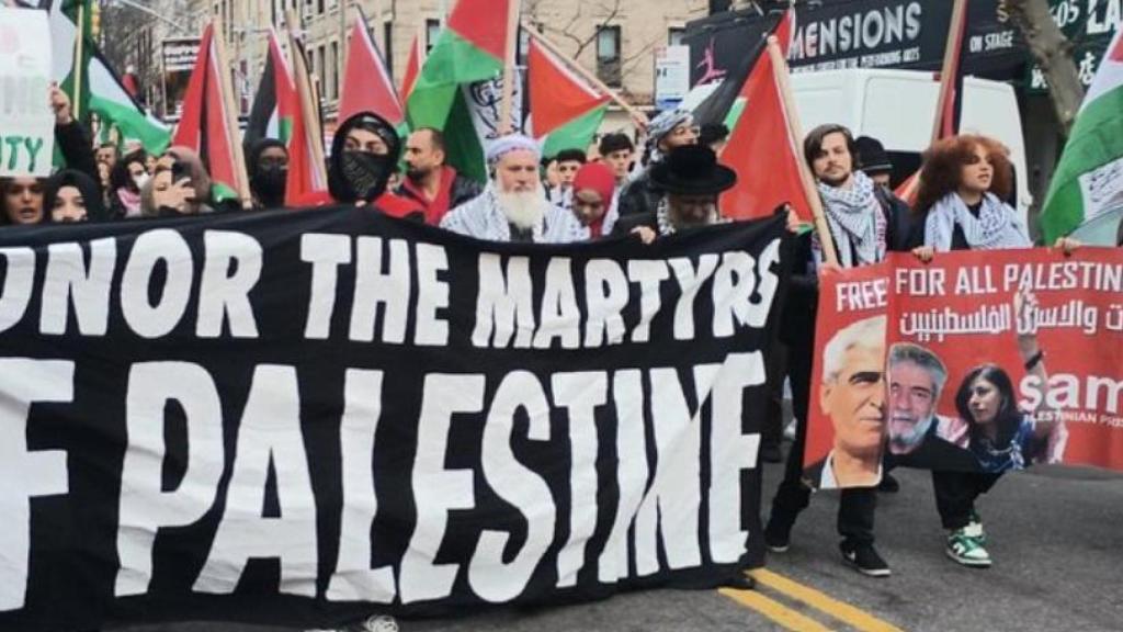 Manifestación con carteles propalestinos y de la organización Samidoun.