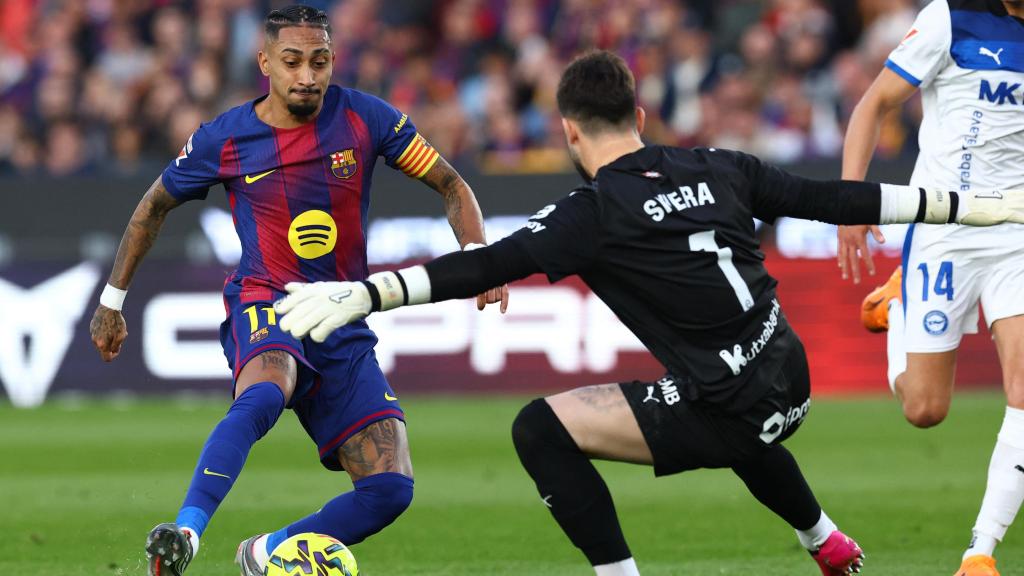 Raphinha, frente a Sivera.