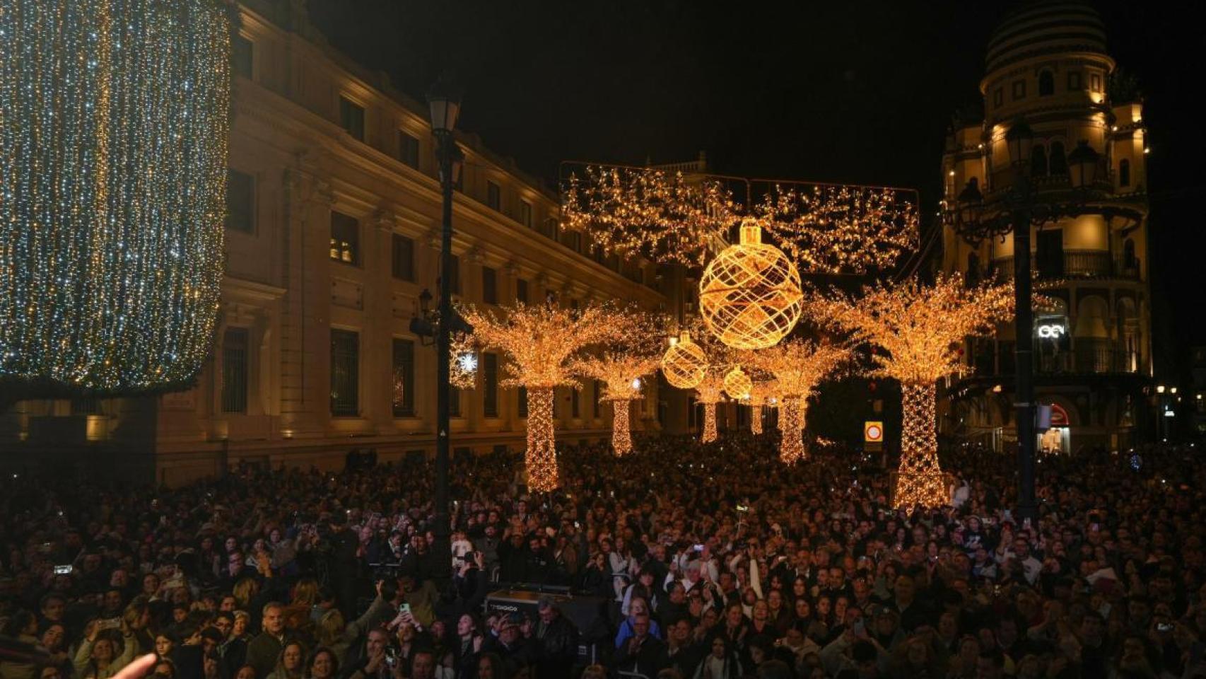 La avenida de la Constitución, iluminada para la Navidad.