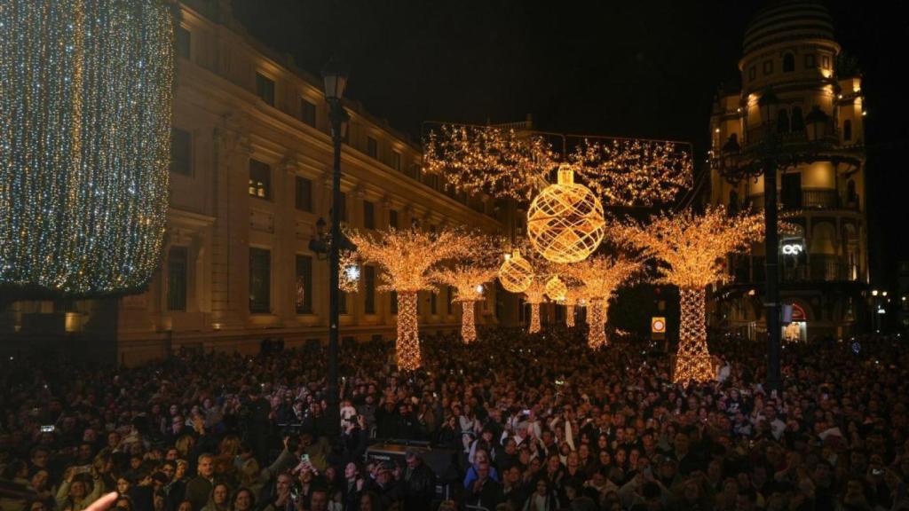 La avenida de la Constitución, iluminada para la Navidad.