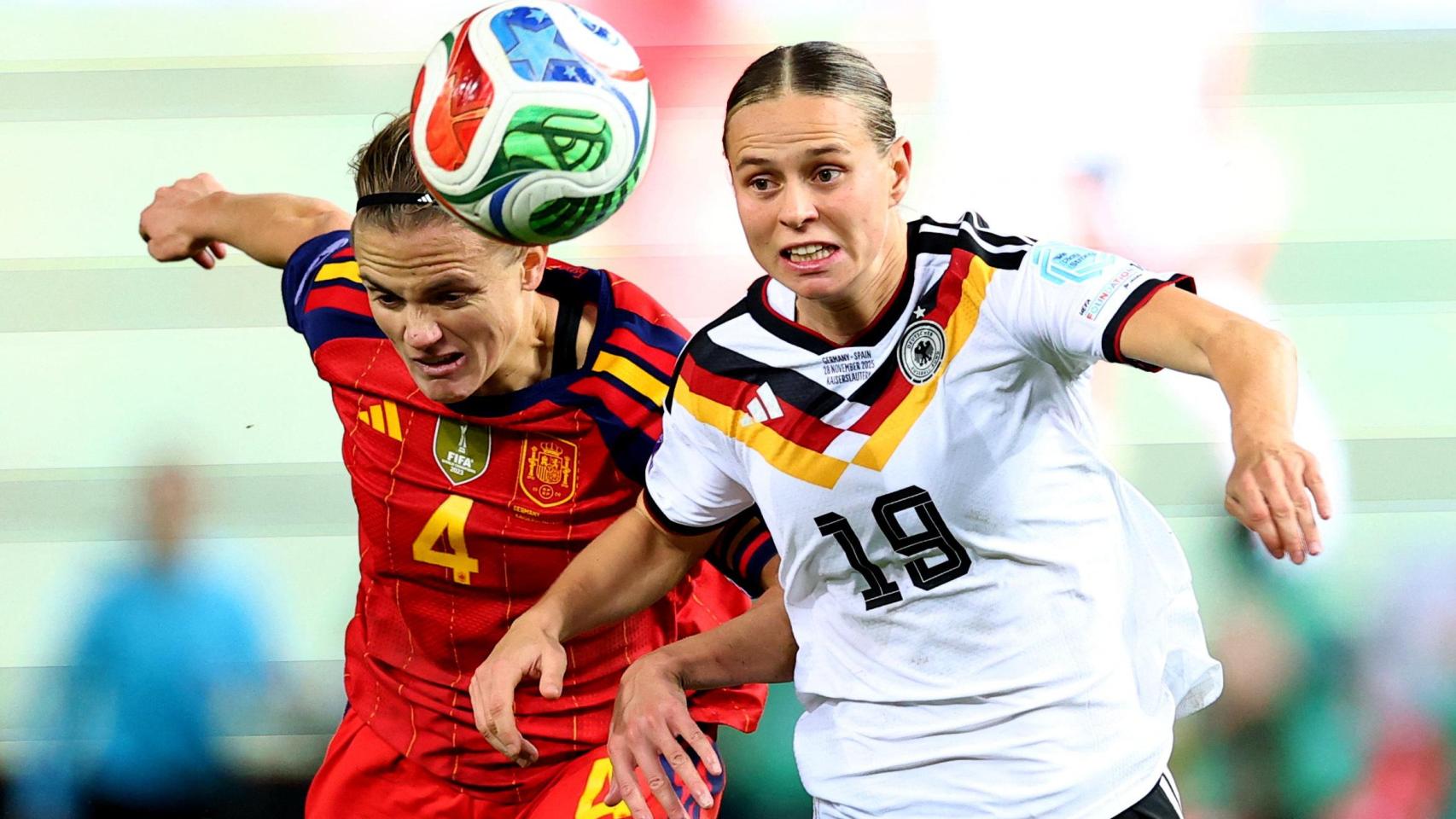 Irene Paredes pugna por llevarse el balón junto con Klara Buhl.