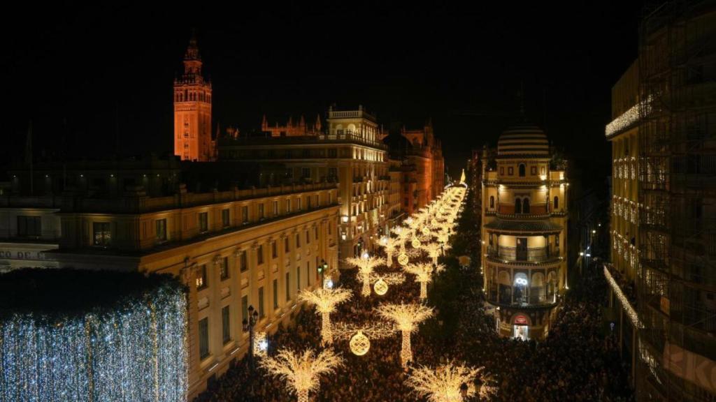 La avenida, iluminada.