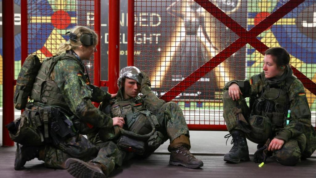 Entrenamiento de guerra urbana por la noche por parte del ejército alemán Bundeswehr en la estación de metro Jungfernheide de Berlín.