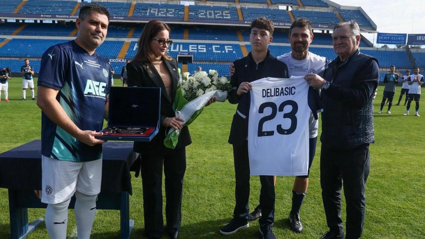 Reconocimientos a la mujer y el hijo del jugador.