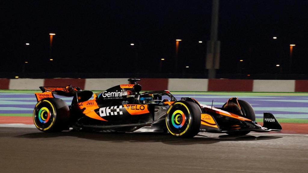 Piastri rueda con su McLaren en la clasificación del GP de Qatar.
