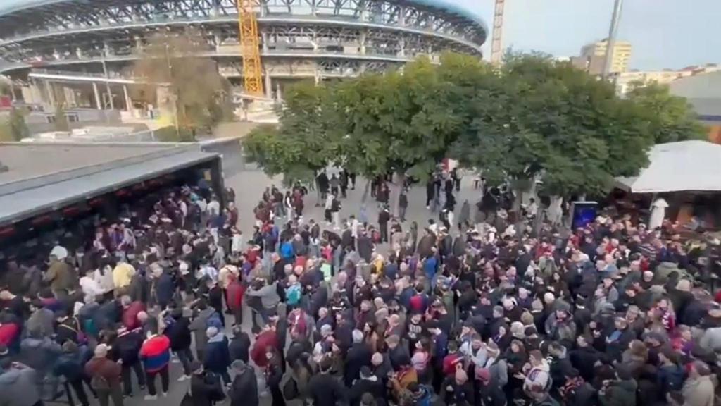 Los aficionados del Barça hacen cola para recibir físicamente la entrada al partido tras un fallo informático.