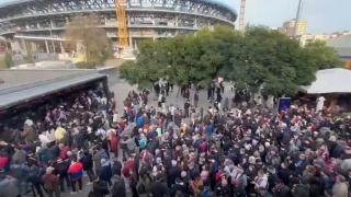 Los aficionados del Barça hacen cola para recibir físicamente la entrada al partido tras un fallo informático.