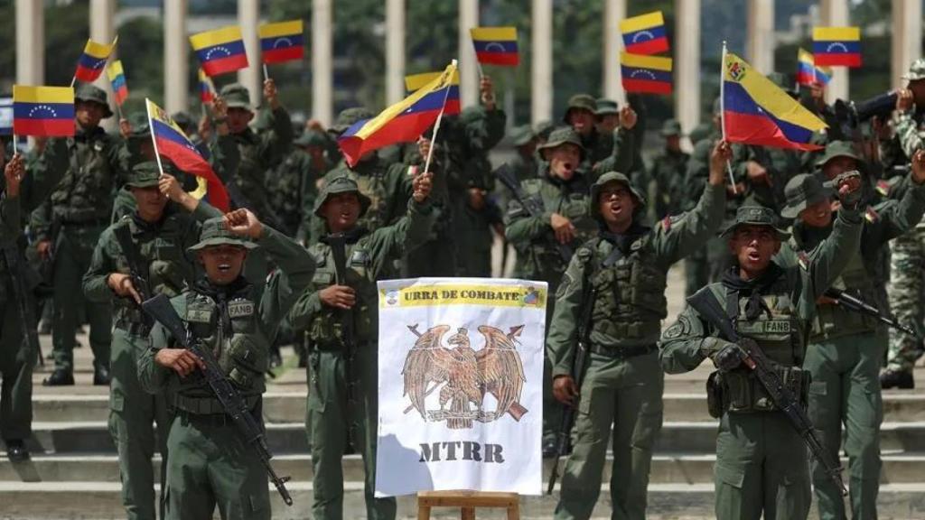 Integrantes de la Fuerza Armada Nacional Bolivariana (FANB) de Venezuela participan en una caravana en septiembre, en Caracas (Venezuela).