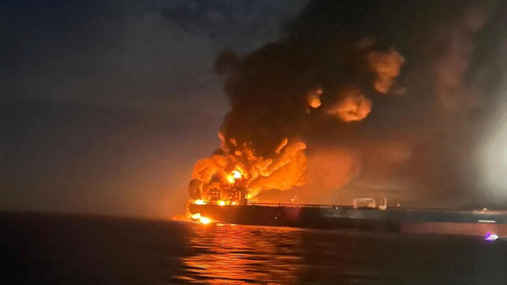 Llamas y humo denso se elevan desde un petrolero después de que explosiones afectaran a dos buques de la flota fantasma de Rusia en el Mar Negro