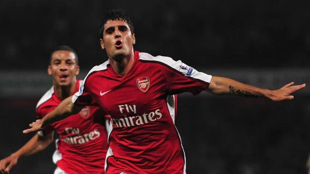 Fran Mérida celebra un gol durante su etapa en el Arsenal.