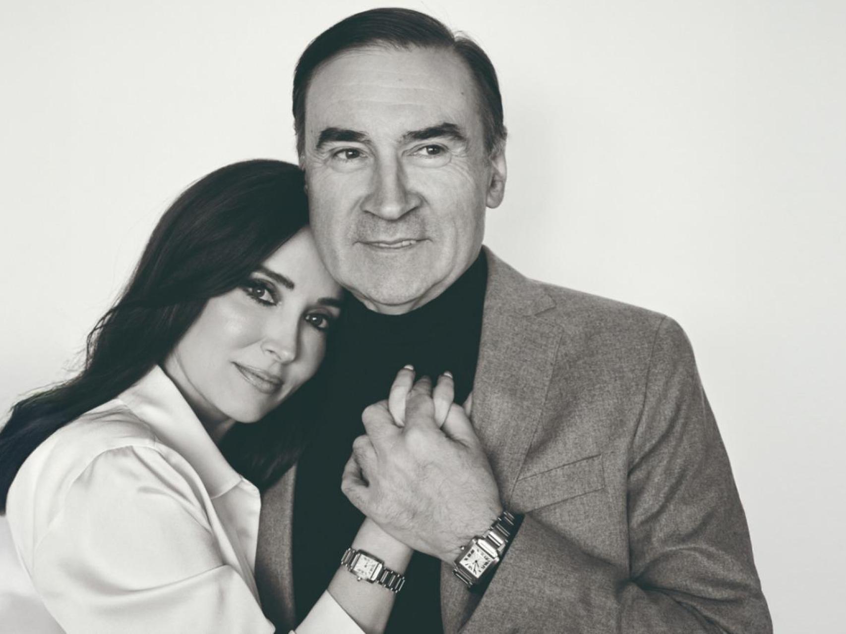 Posado de Pedro J. Ramírez y Cruz Sánchez de Lara con sus relojes Cartier para el Bookazine de Magas.