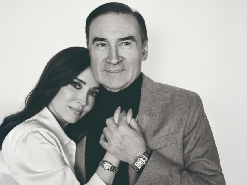 Posado de Pedro J. Ramírez y Cruz Sánchez de Lara con sus relojes Cartier para el Bookazine de Magas.