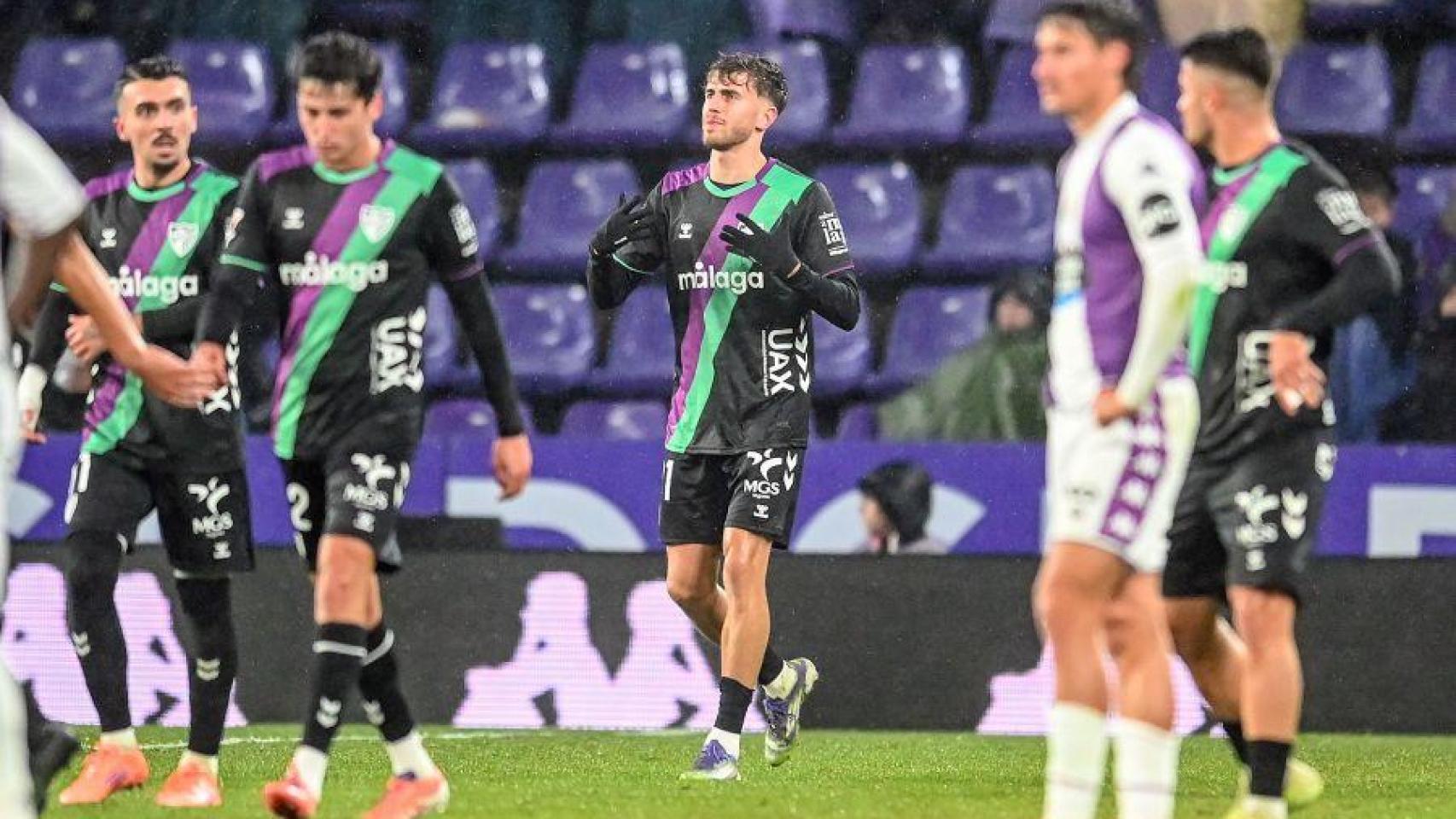 Adrián Niño celebra su gol con el Málaga en Valladolid.