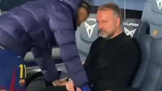 Flick y Raphinha, en una charla seria en el banquillo.