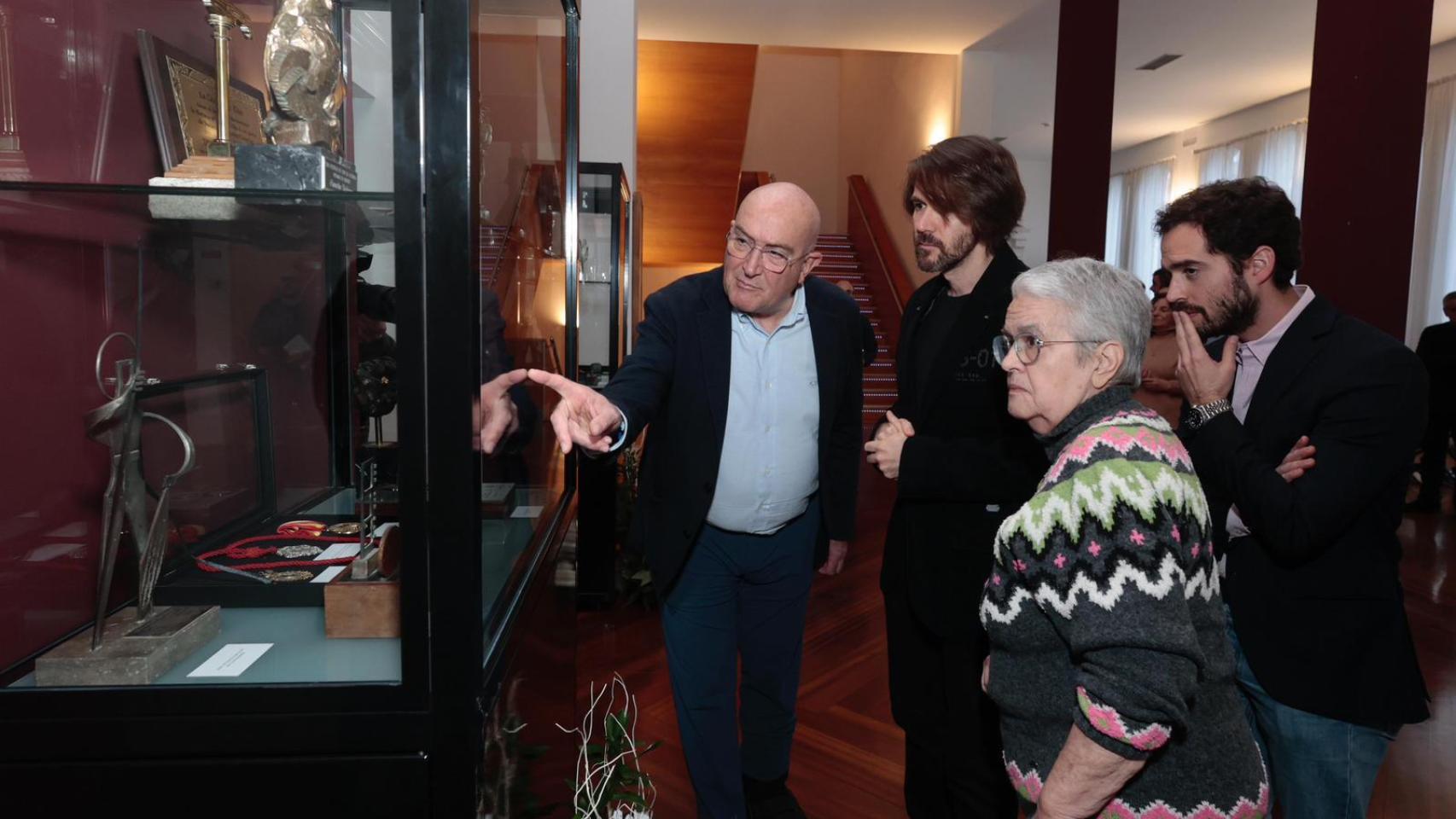 El alcalde de Valladolid, Jesús Julio Carnero, durante la inauguración de la exposición sobre Concha Velasco en el Teatro Calderón junto a los hijos de la artista, este sábado