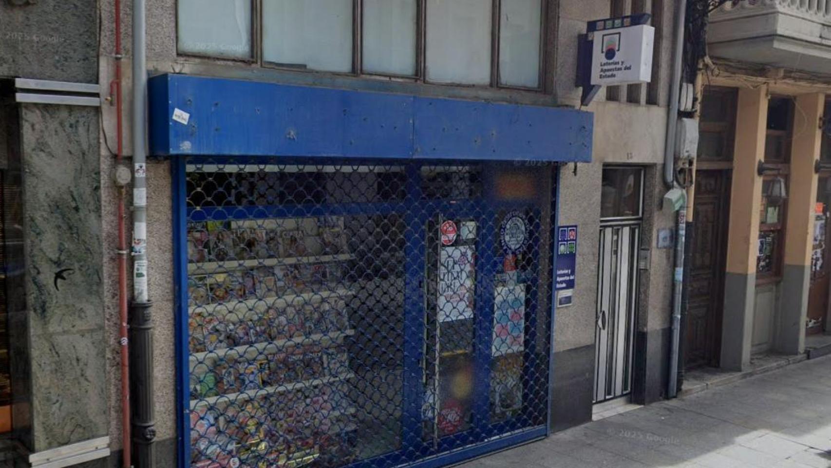 La administración de Loterías de la calle El Reloj del municipio leonés de La Bañeza donde se ha vendido el boleto agraciado en el sorteo de este sábado