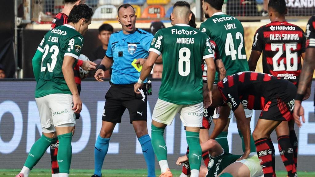 Un momento de tensión con el árbitro en la final de la Copa Libertadores entre el Flamengo y el Palmeiras.