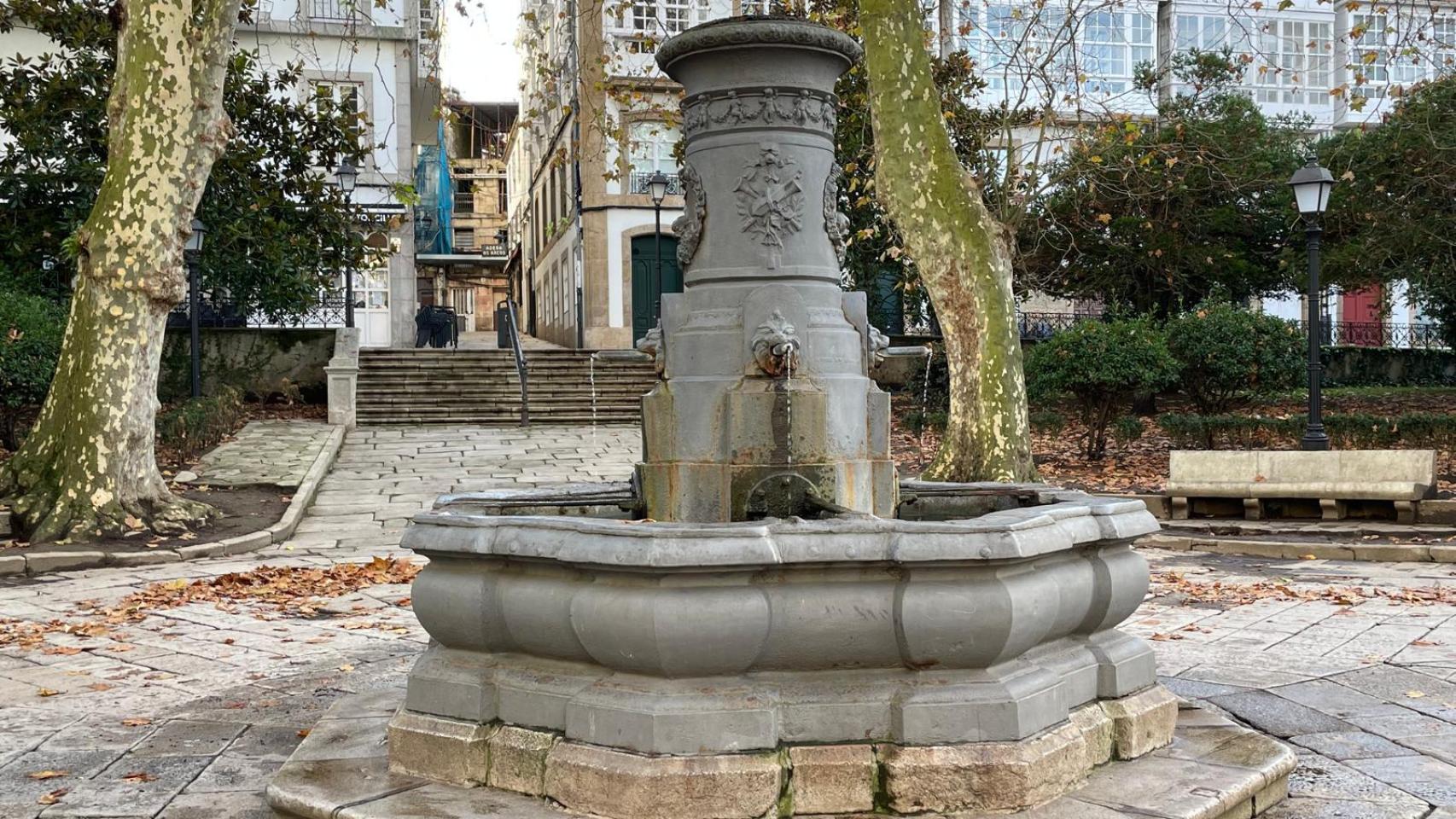 Imagen de la fuente de la Plaza de Azcárraga, en A Coruña, sin la estatua.