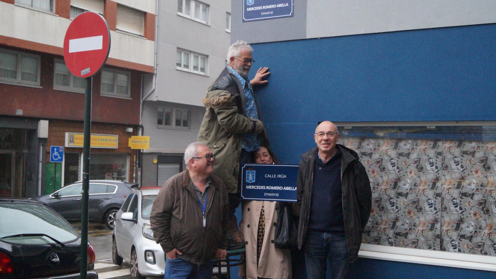 Imagen de la colocación de una de las placas simbólicas.