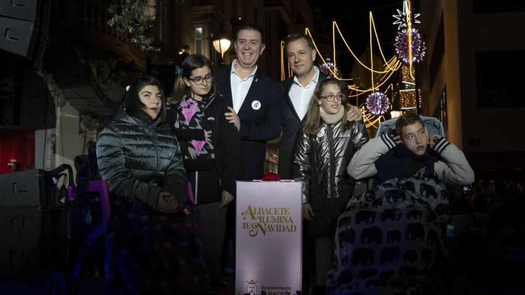 Manuel Serrano y varios niños de UnoMás encendieron el alumbrado.
