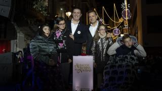 Manuel Serrano y varios niños de UnoMás encendieron el alumbrado.