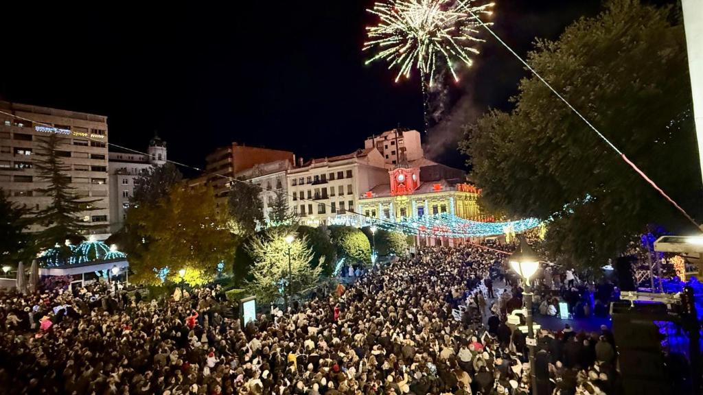 El encendido de las luces de Navidad congregó a una multitud en Albacete.