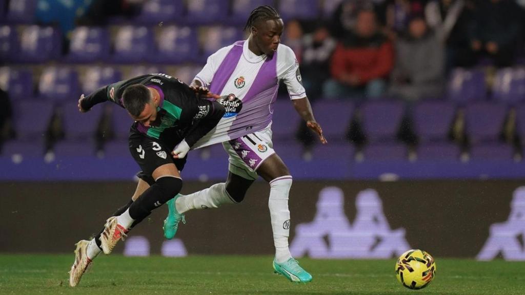 El jugador del Real Valladolid Amath Ndiaye disputa un balón en el encuentro de este sábado contra el Málaga CF