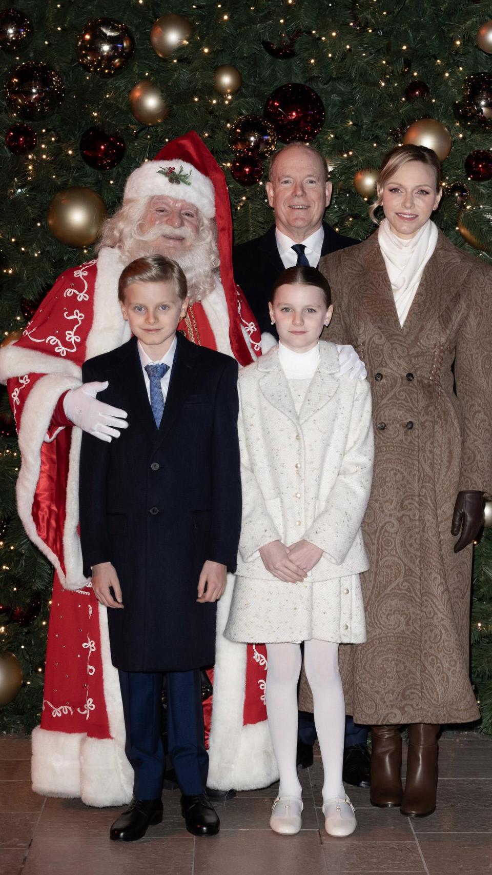 El Príncipe Alberto, su esposa Charlène y sus dos hijos presidieron el encendido de las luces navideñas en Mónaco.