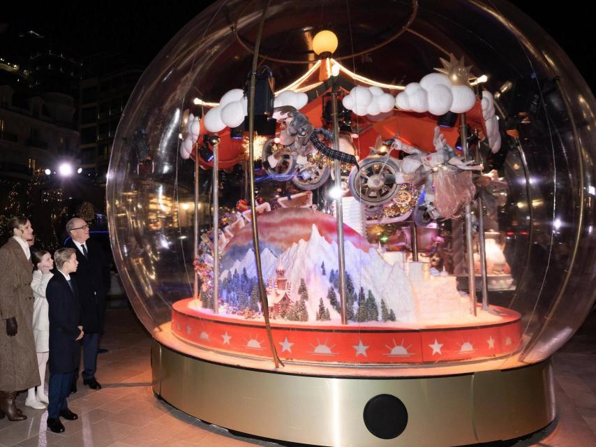 Los hijos de Alberto y Charléne han puesto en marcha el alumbrado navideño de Mónaco, con 6.000 bombillas y seis bolas gigantes.