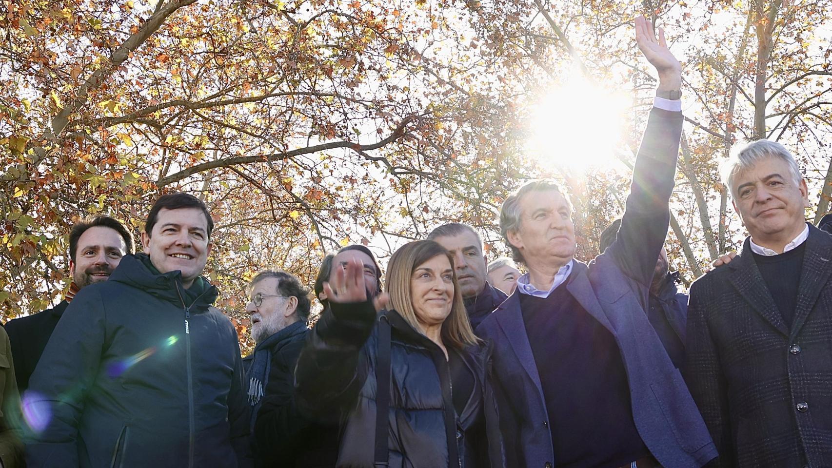 El presidente de la Junta y del PPCyL, Alfonso Fernández Mañueco, junto al presidente del PP, Alberto Núñez Feijóo, en la manifestación de este domingo en Madrid