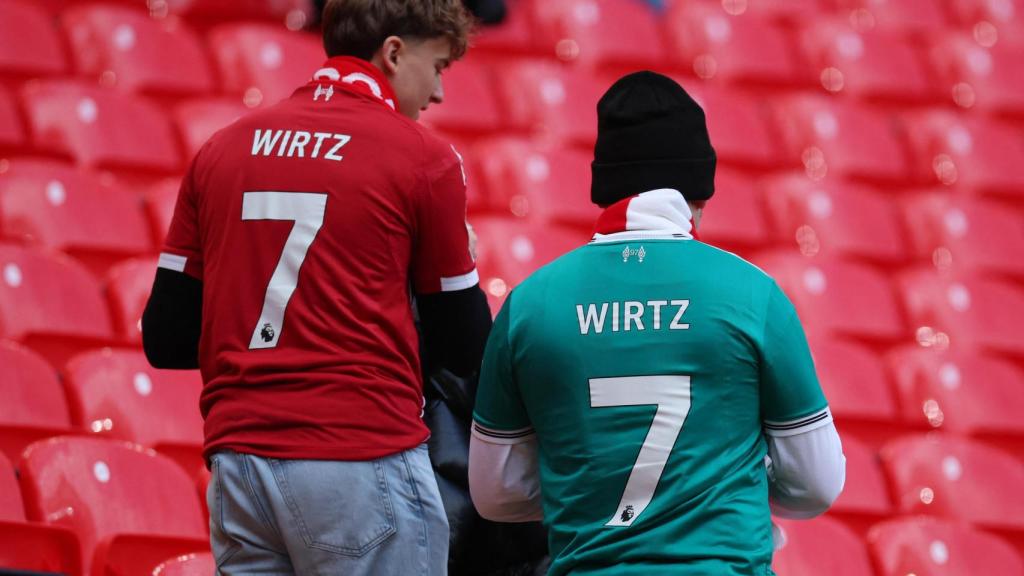 Dos aficionados, con la camiseta de Florian Wirtz en uno de los partidos del Liverpool.