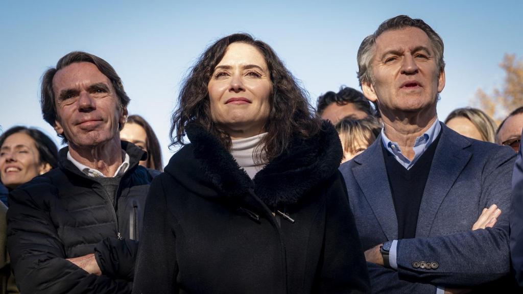 José María Aznar, Isabel Díaz Ayuso y Alberto Núñéz Feijóo, este domingo durante la concentración.