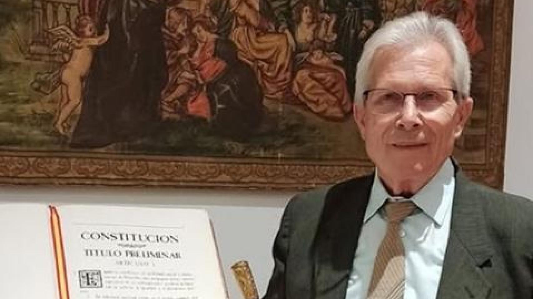 El alcalde, con el bastón de mando de su localidad.