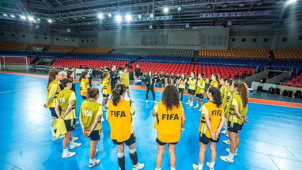 Clàudia Pons dirige un entrenamiento de la Selección en este Mundial 2025.