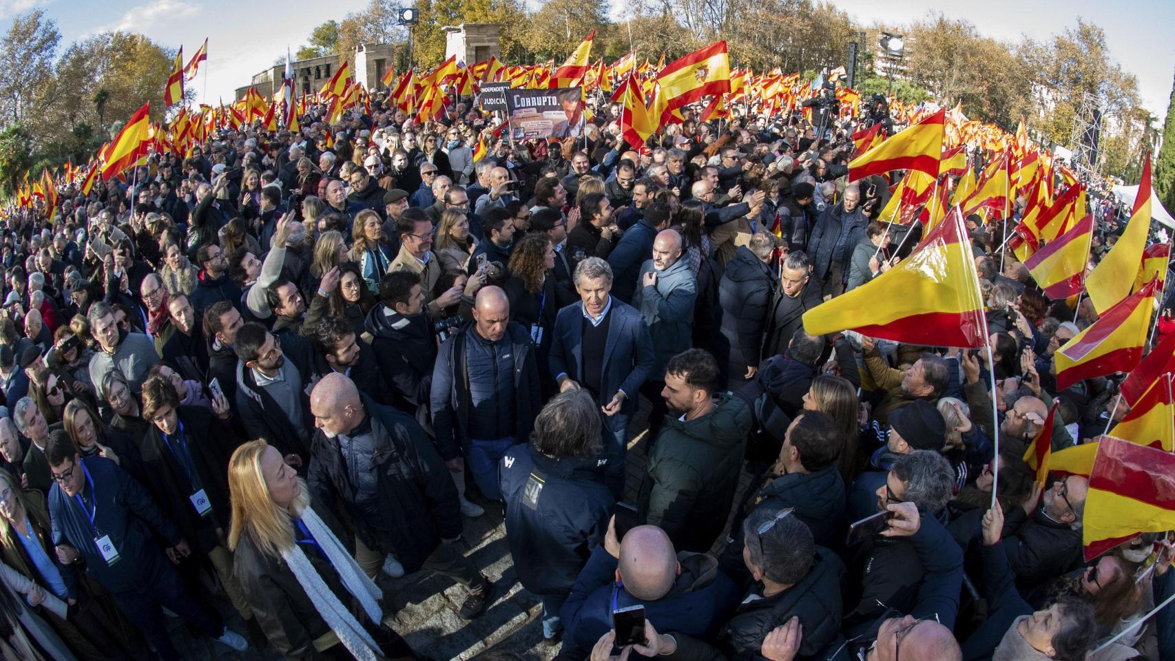 Unas 80.000 personas según fuentes de la organización del PP, la mitad según la Delegación de Gobierno, se han congregado durante la mañana de este domingo.