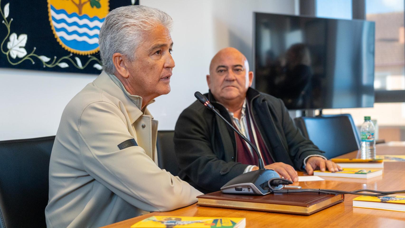 Bebeto junto al alcalde de Abegondo.