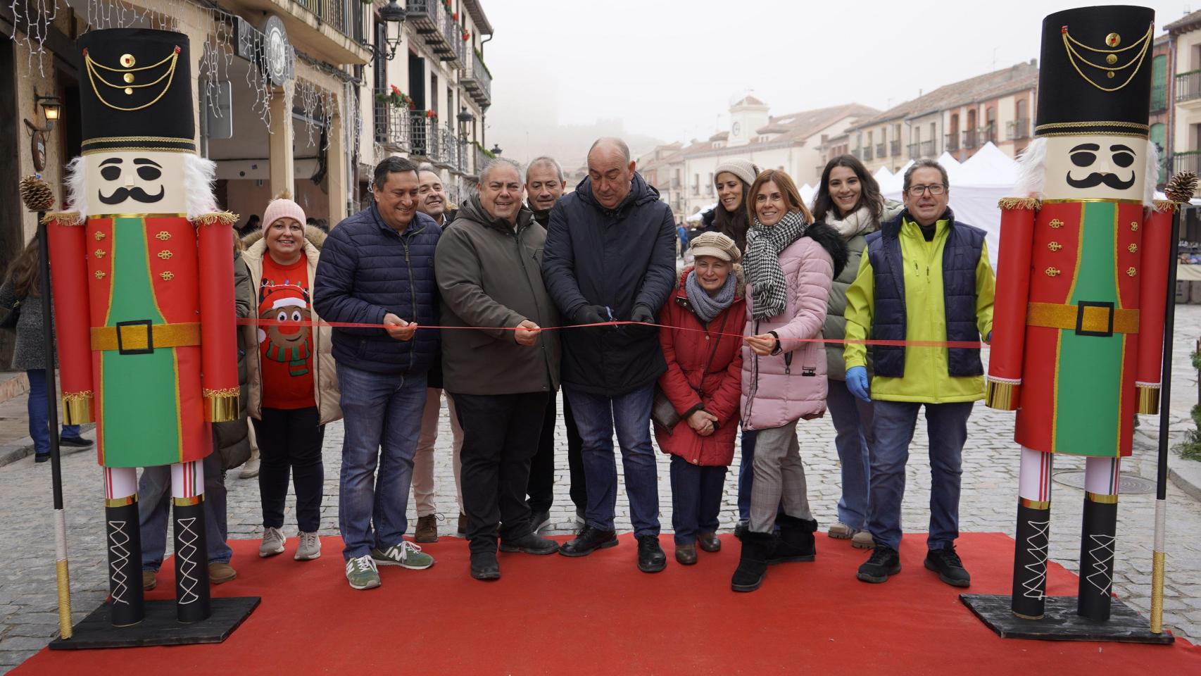 El presidente de la Diputación de Segovia, Miguel Ángel de Vicente, en la Feria Navideña de San Andrés del municipio segoviano de Turégano