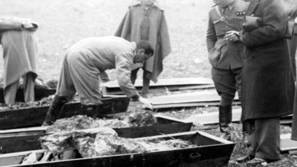 Recogida de restos de fusilados.