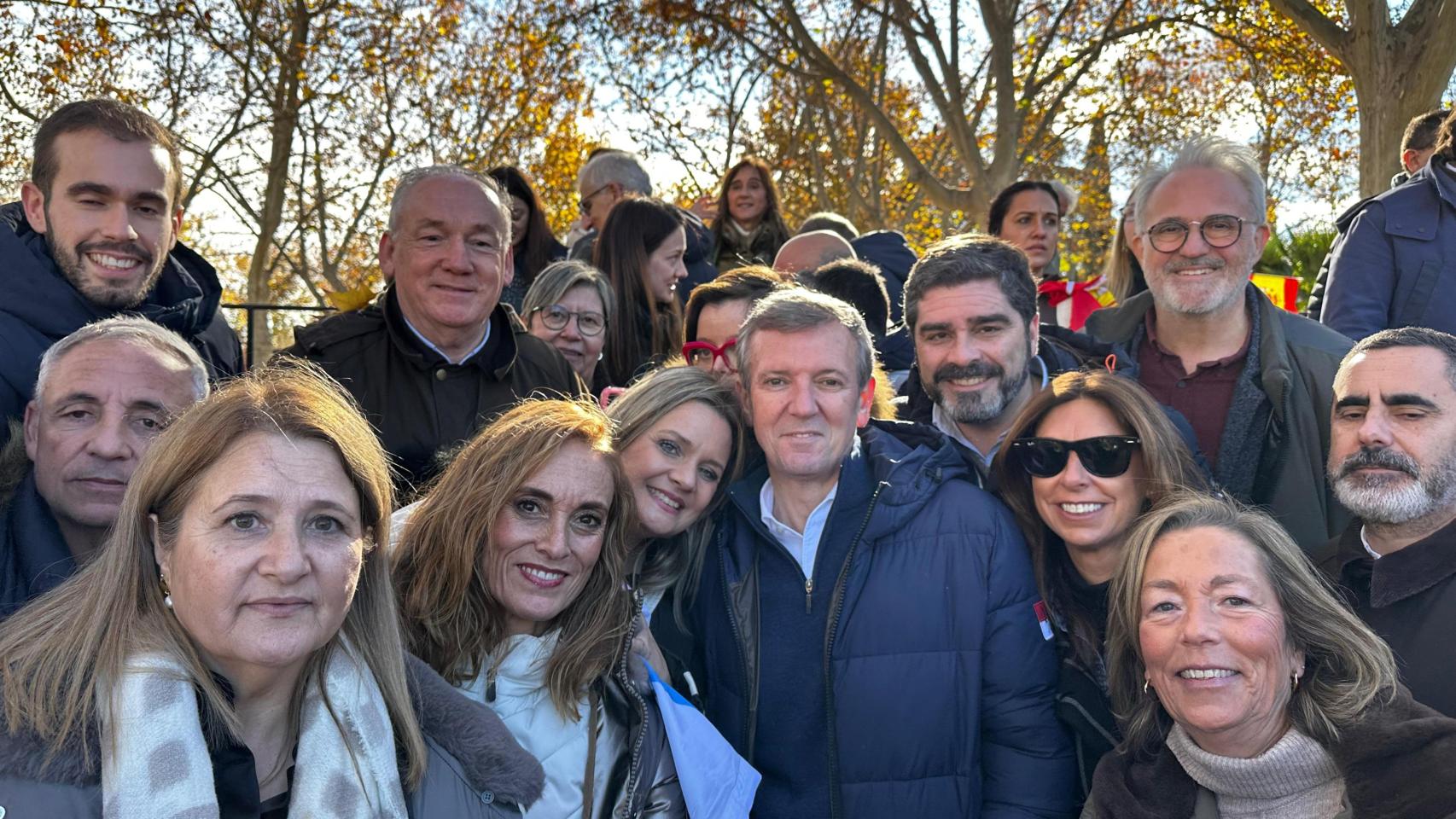 Imagen de la expedición del PP de A Coruña con Alfonso Rueda.