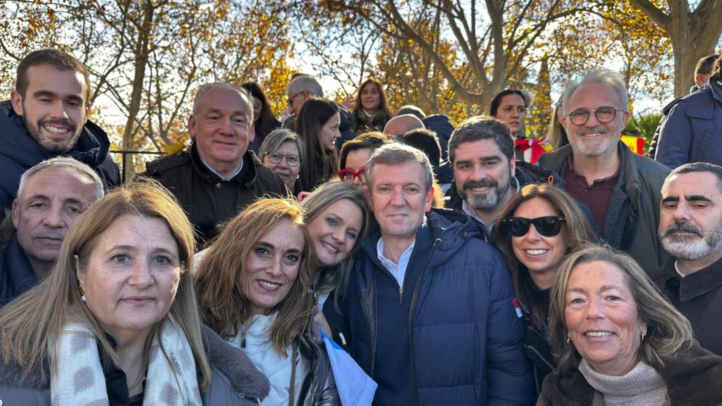 Imagen de la expedición del PP de A Coruña con Alfonso Rueda.