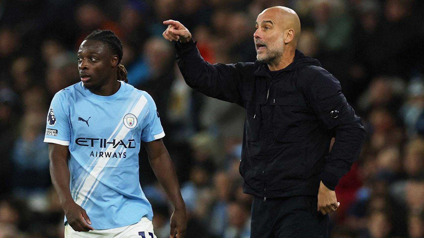 Doku y Guardiola, durante el partido del Manchester City ante el Leeds United.
