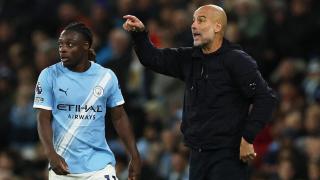 Doku y Guardiola, durante el partido del Manchester City ante el Leeds United.