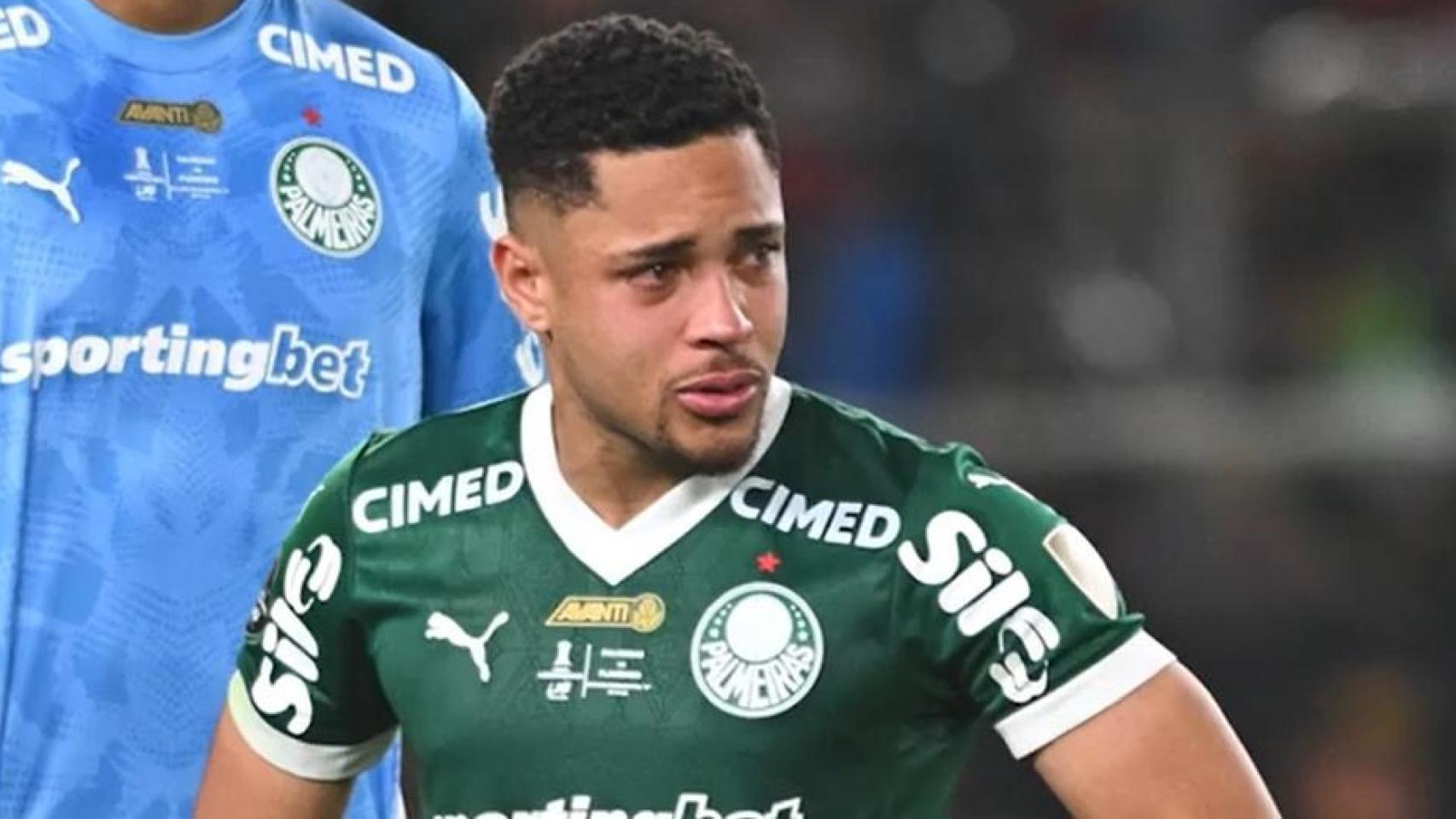 Vitor Roque llora tras perder la final de la Copa Libertadores.